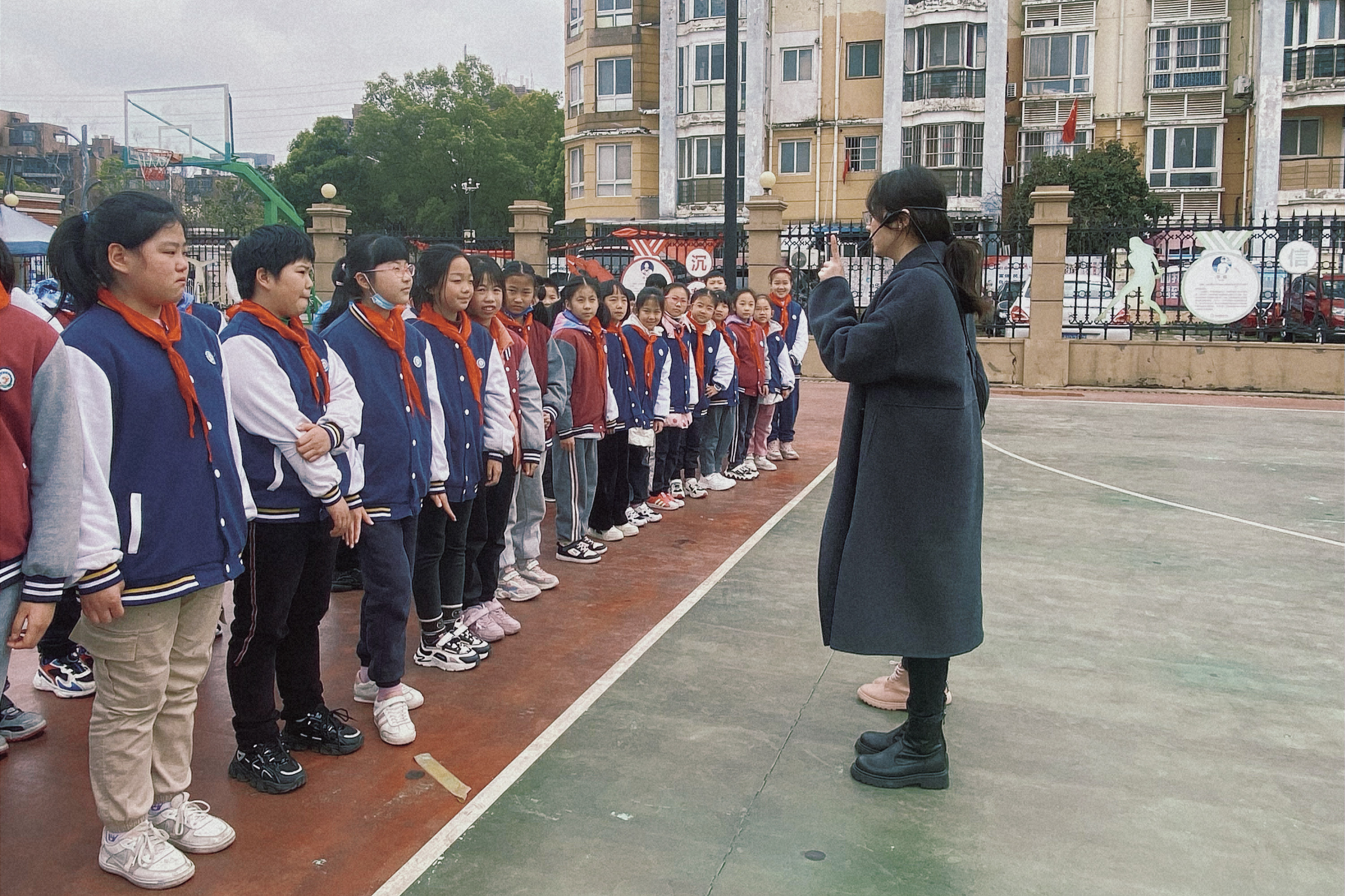 在和煦的春风中感受信任与帮助恋湖小学3月心理体验活动之盲人旅行